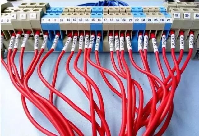 電工是怎么把線整理的這么整齊的?這離不開線號機(jī)
